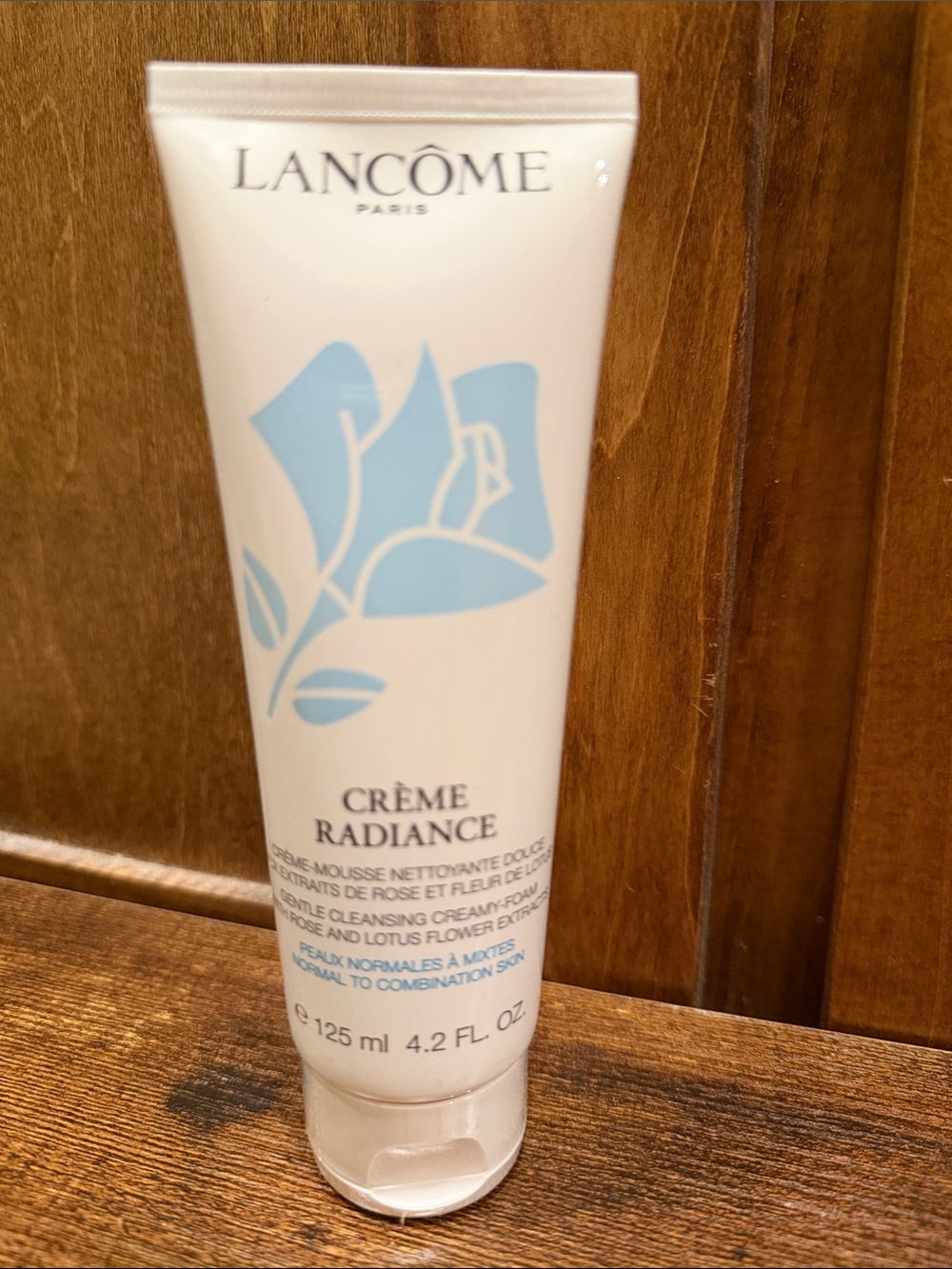 Lancôme Crème Radiance Cleansing Cream - White with Light Blue